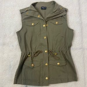 Celebrity Pink, Olive green vest with gold button details, sz M